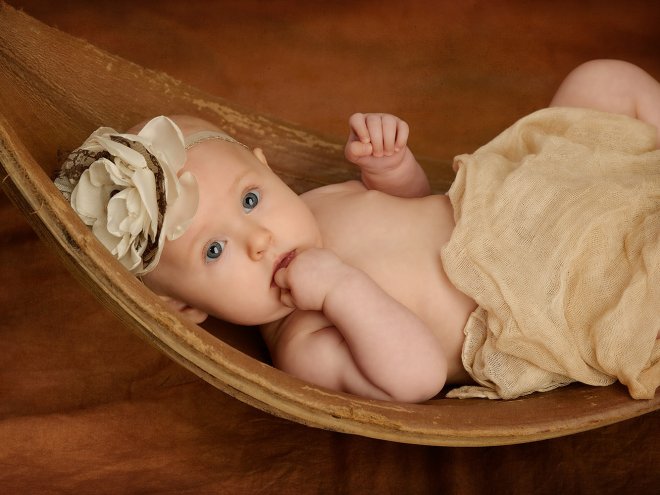 Baby in Bananenschale