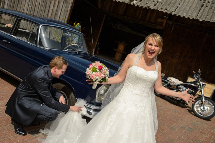 Brautkleid wird zum Reifenputzen verwendet