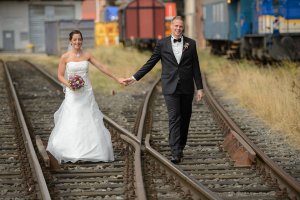 Hochzeitspaar auf Gleisen