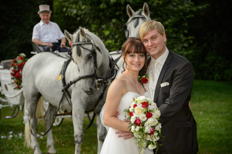 Hochzeitskutsche mit Pferden